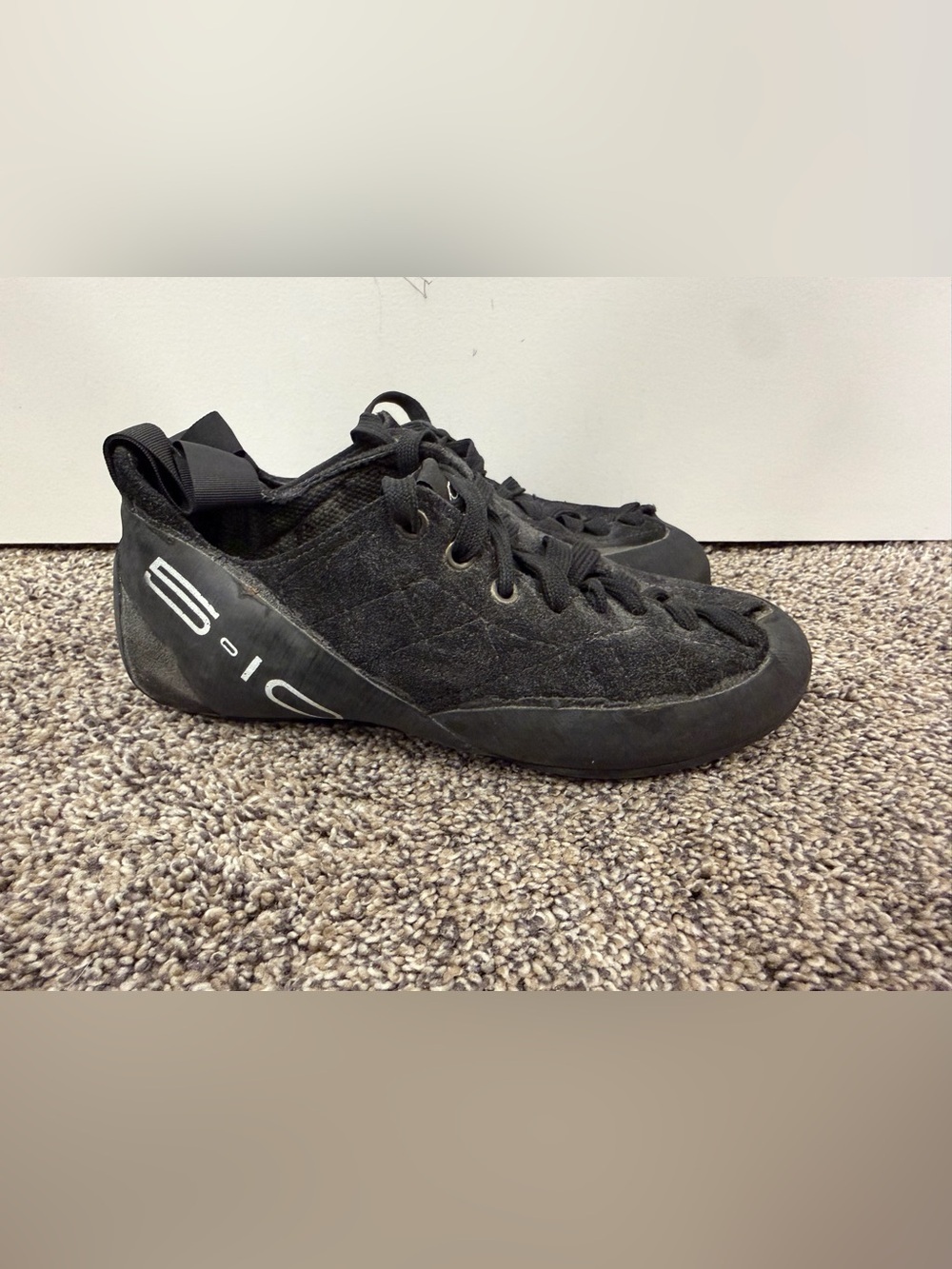Black Five Ten stealth c4
Climbing shoes size 7